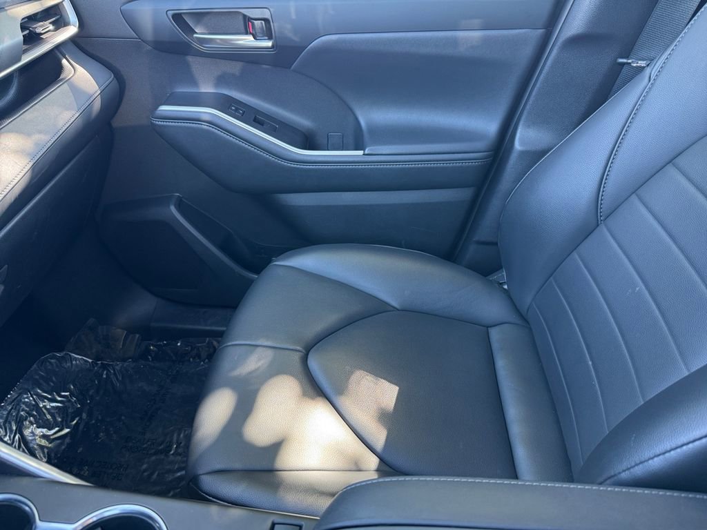 Used 2021 Toyota Highlander XLE AWD/4WD image 30