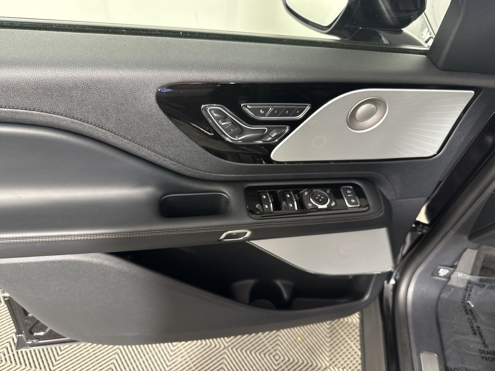 Used 2025 Lincoln Aviator Reserve w/ Equipment Group 201A AWD/4WD image 15