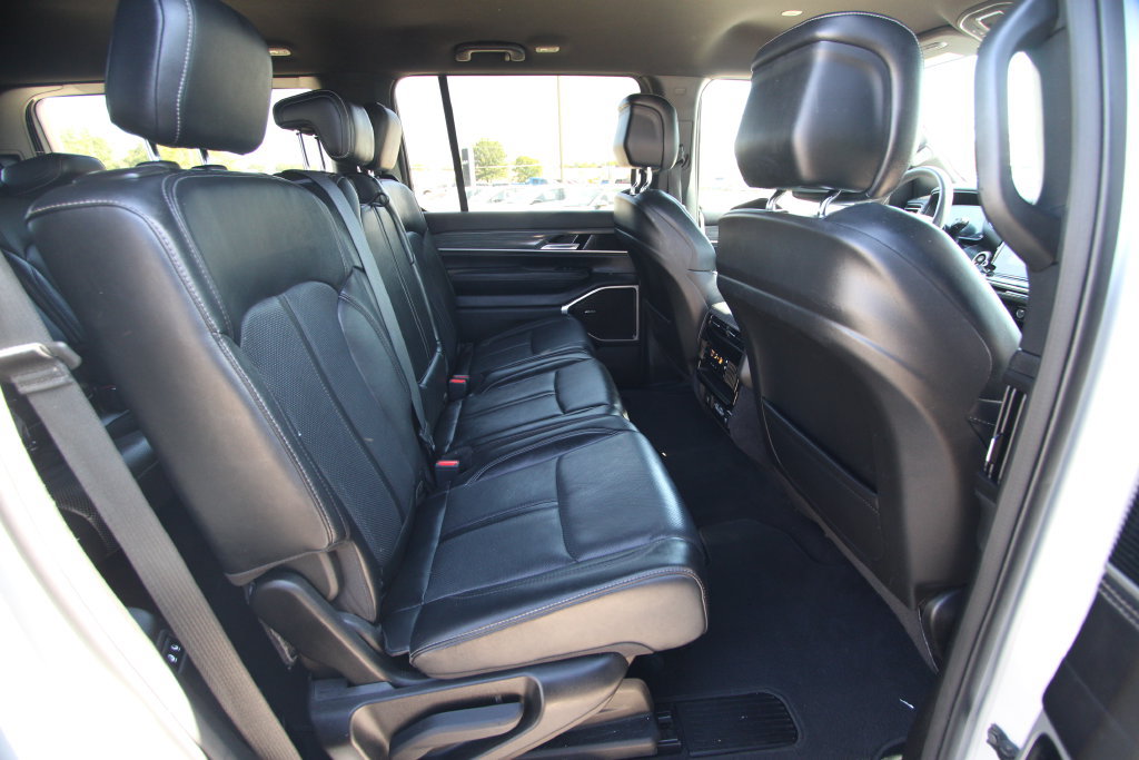 Used 2023 Jeep Wagoneer Series III w/ Preferred Equipment Group AWD/4WD image 9