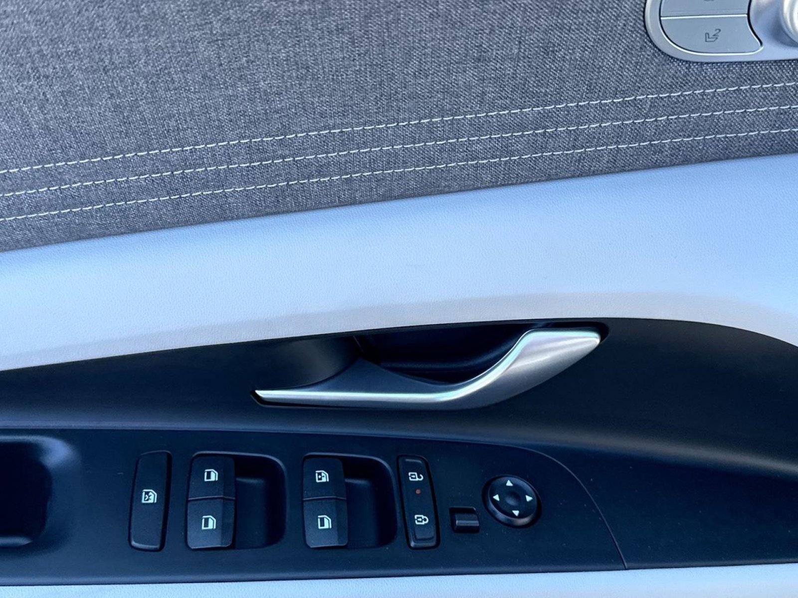 New 2025 Hyundai Elantra Limited image 15