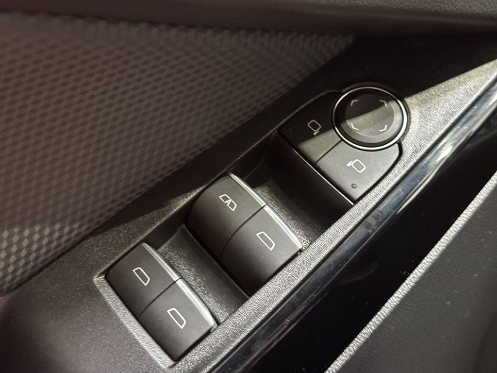 Used 2025 Chevrolet Equinox RS w/ Safety and Technology Package FWD image 35