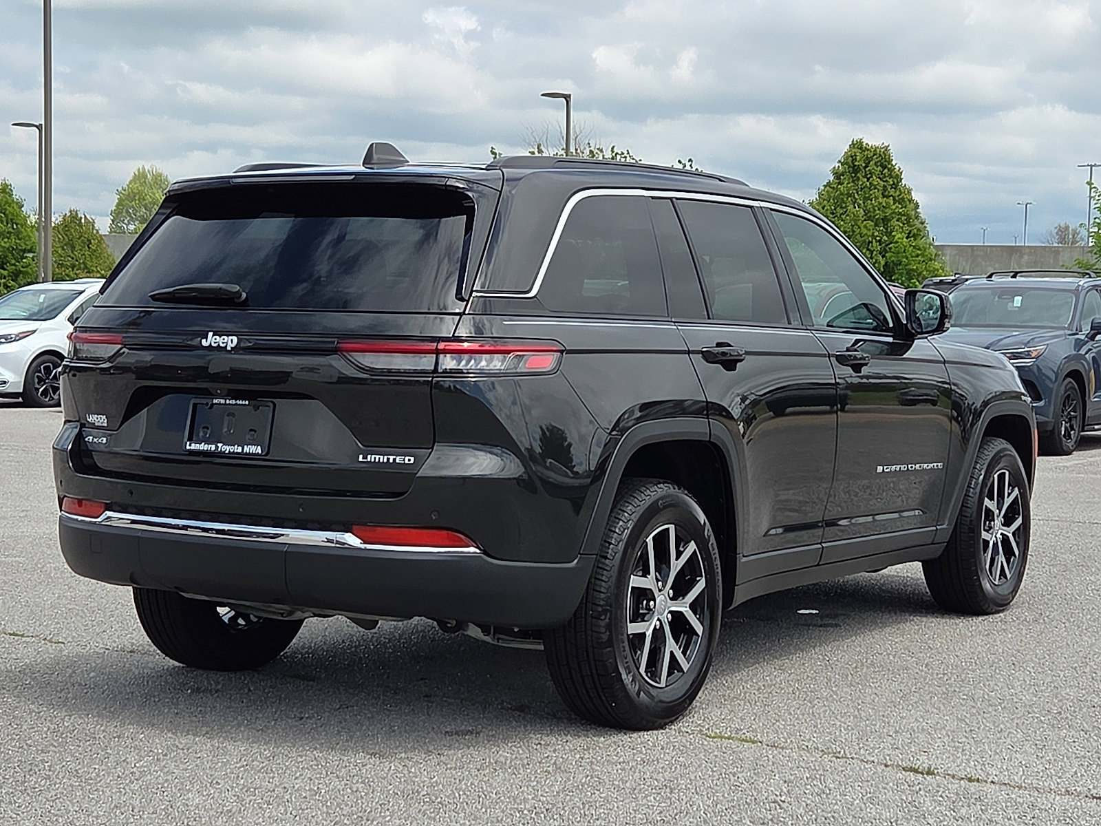 Used 2024 Jeep Grand Cherokee Limited AWD/4WD image 5