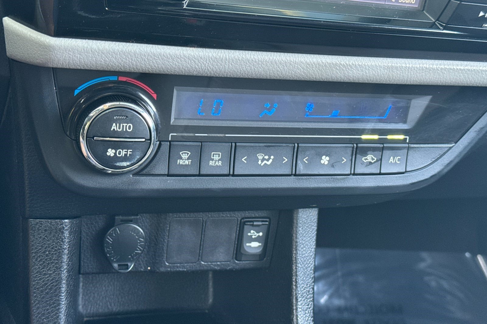 Used 2015 Toyota Corolla LE FWD image 18