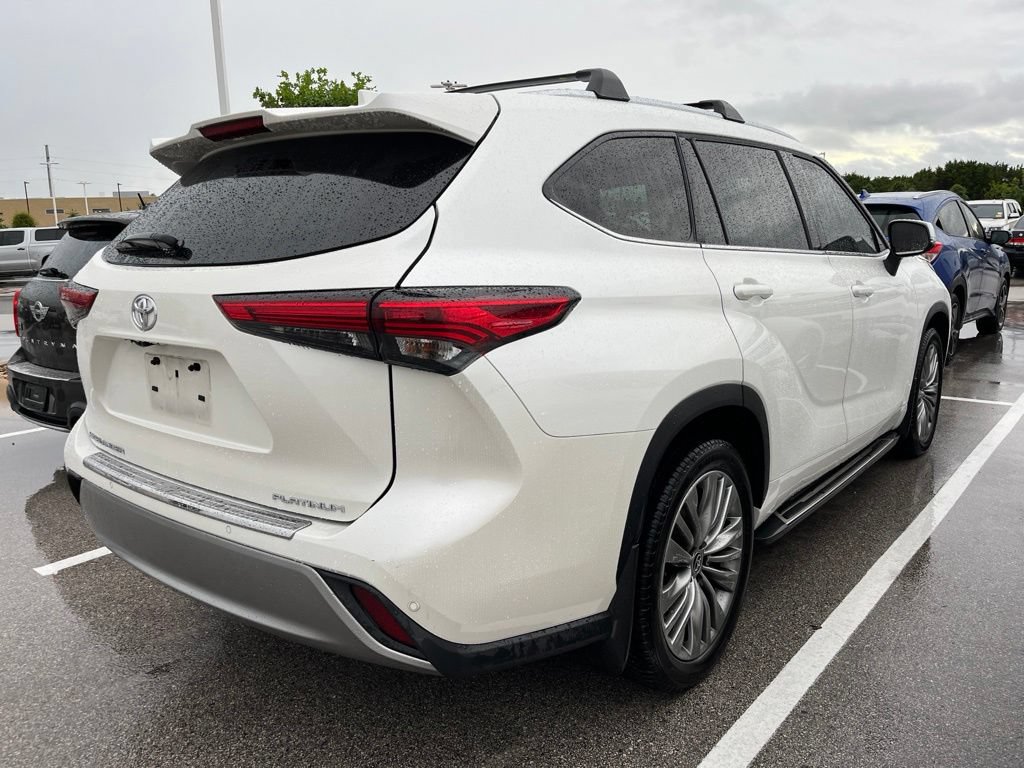 Used 2021 Toyota Highlander Platinum FWD image 3