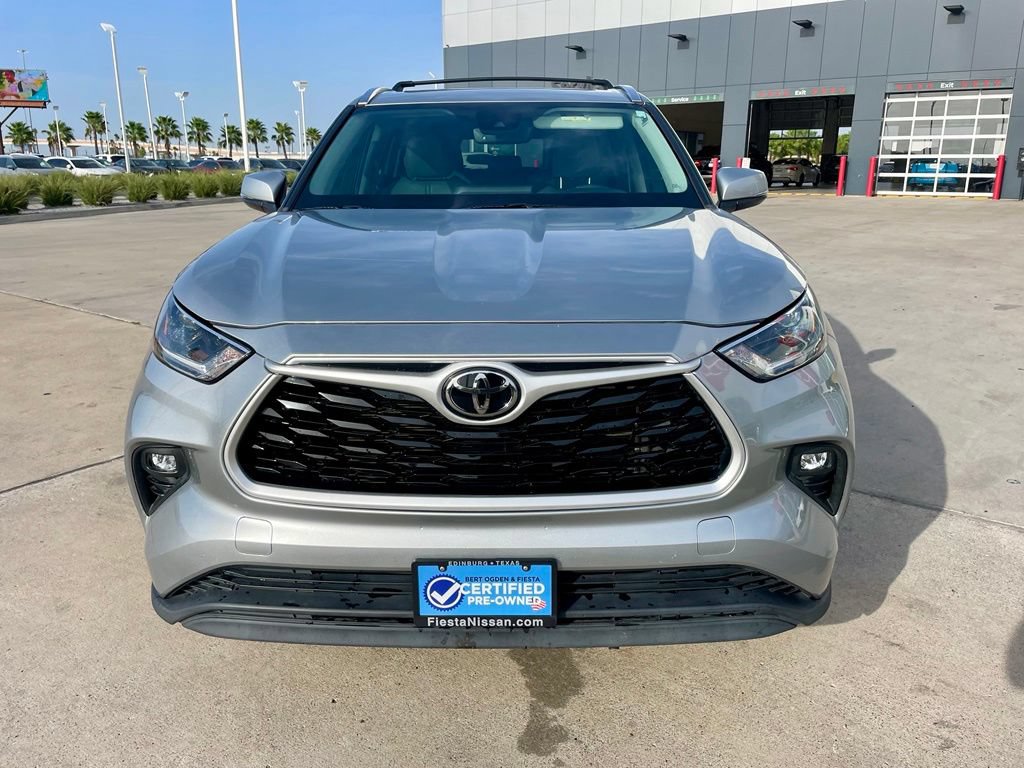 Used 2021 Toyota Highlander XLE AWD/4WD image 2