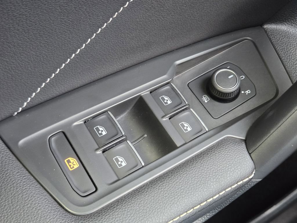 Used 2024 Volkswagen Tiguan SE R-Line image 31