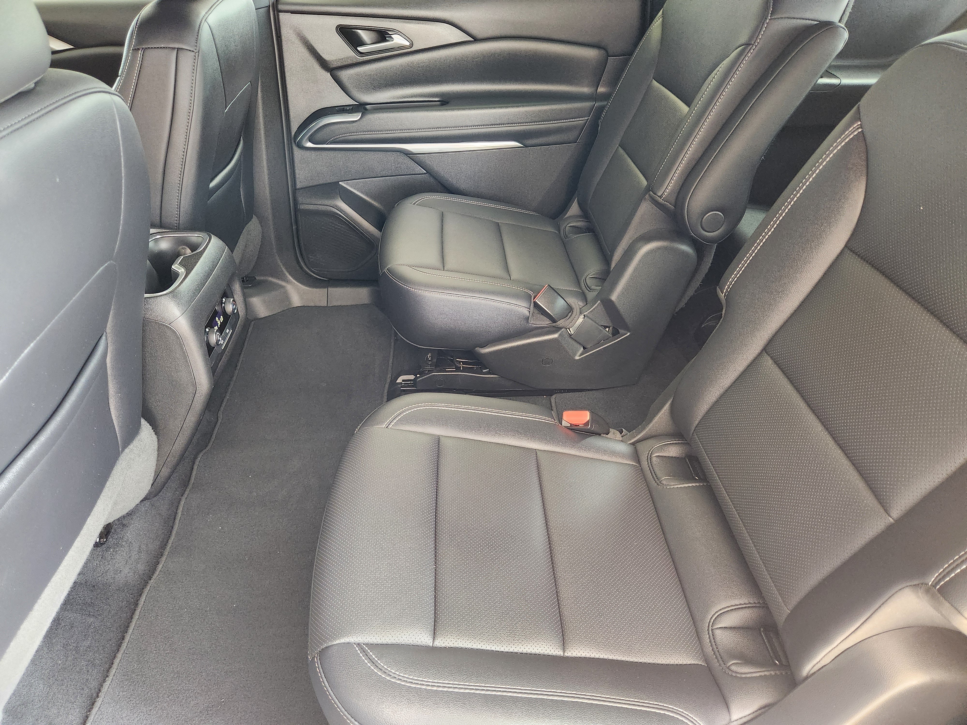 Used 2025 Chevrolet Traverse LT FWD image 31