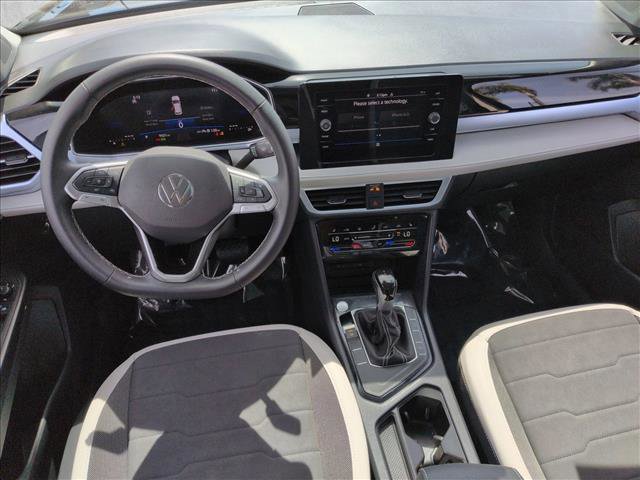 Used 2025 Volkswagen Taos SE w/ Panoramic Sunroof Package FWD image 19