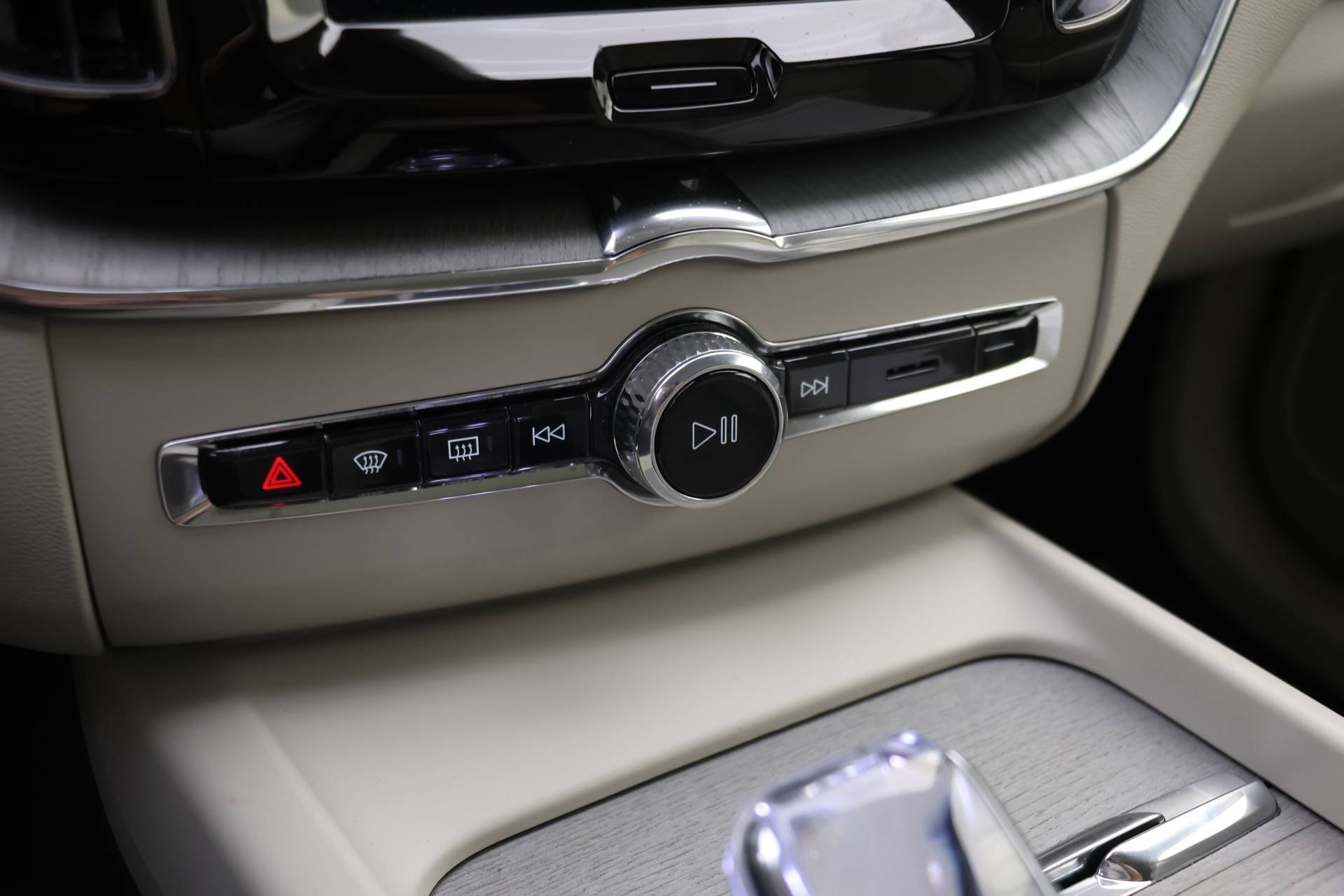 Certified 2025 Volvo XC60 T8 Ultra w/ Protection Package Premier image 12