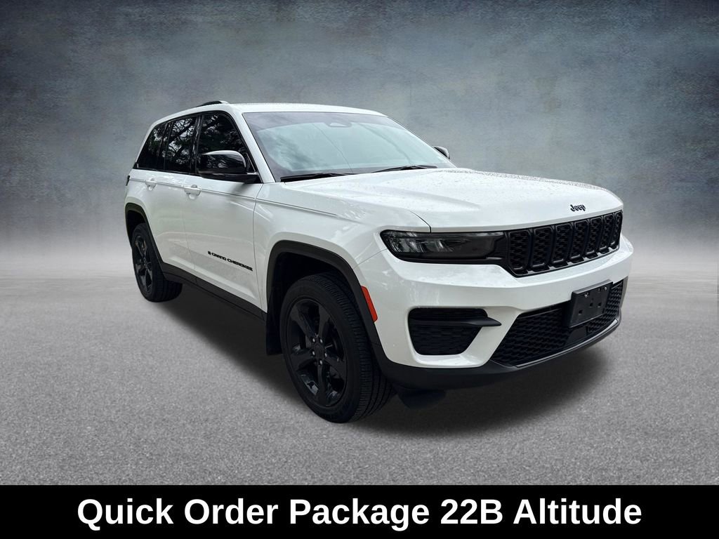 Used 2022 Jeep Grand Cherokee Altitude AWD/4WD image 9
