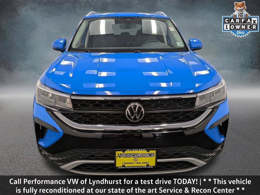 Used 2022 Volkswagen Taos SE FWD image 2