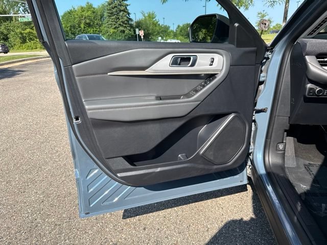 Used 2025 Ford Explorer Active AWD/4WD image 21