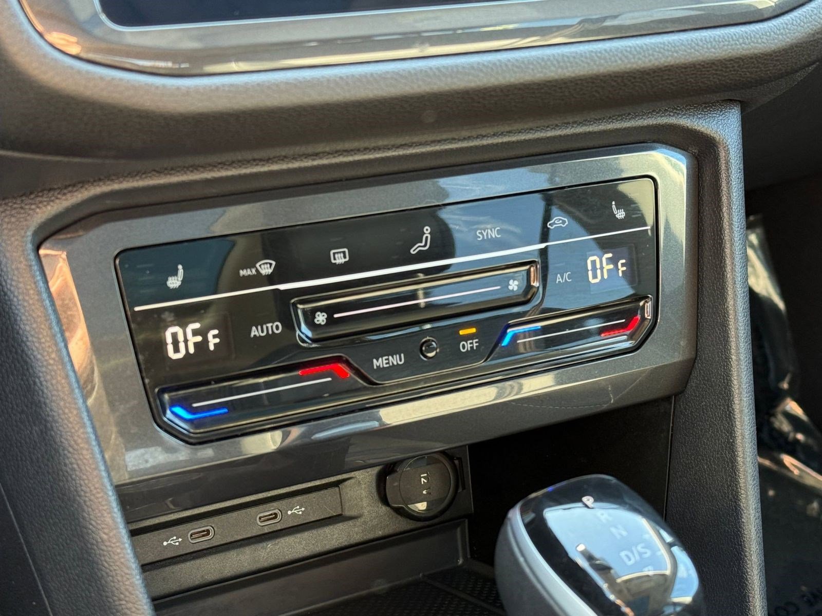 Used 2024 Volkswagen Tiguan SE w/ Panoramic Sunroof Package image 18