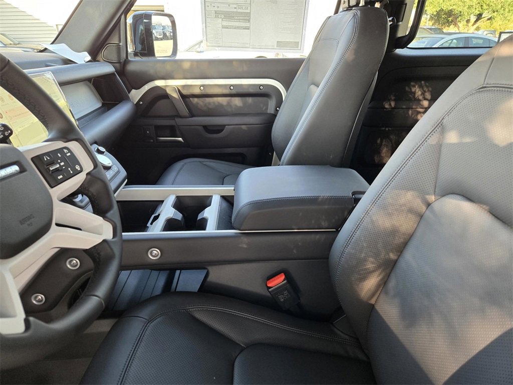Used 2025 Land Rover Defender 90 X-Dynamic SE image 16