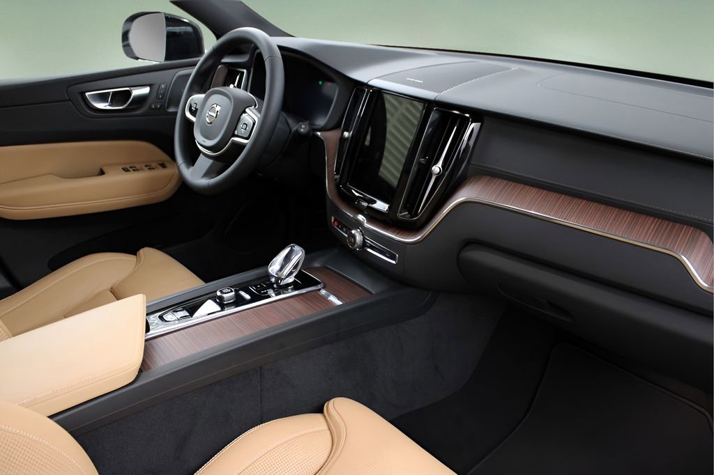 Used 2025 Volvo XC60 B5 Ultra image 25