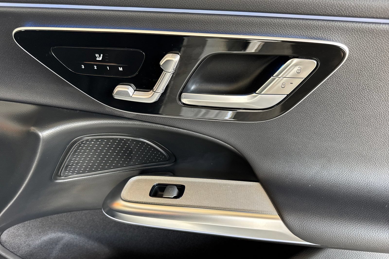 Used 2025 Mercedes-Benz E 350 4MATIC Sedan image 21