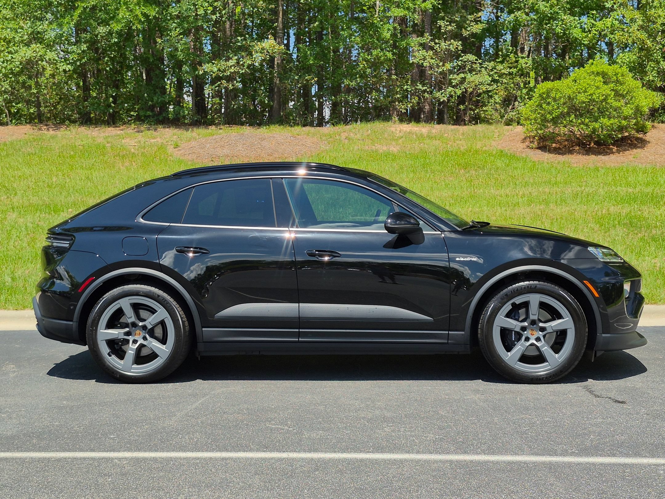 New 2026 Porsche Macan Turbo Electric RWD image 32