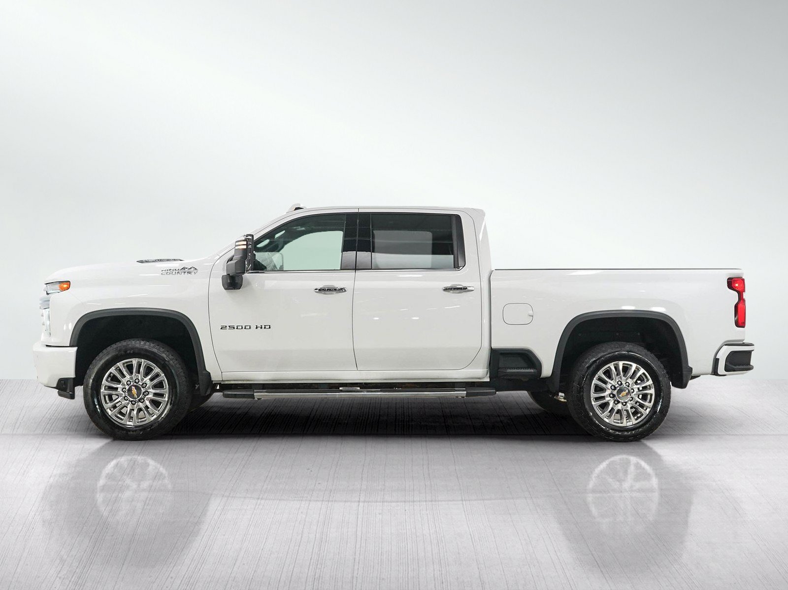 Used 2022 Chevrolet Silverado 2500 High Country w/ Technology Package AWD/4WD image 2