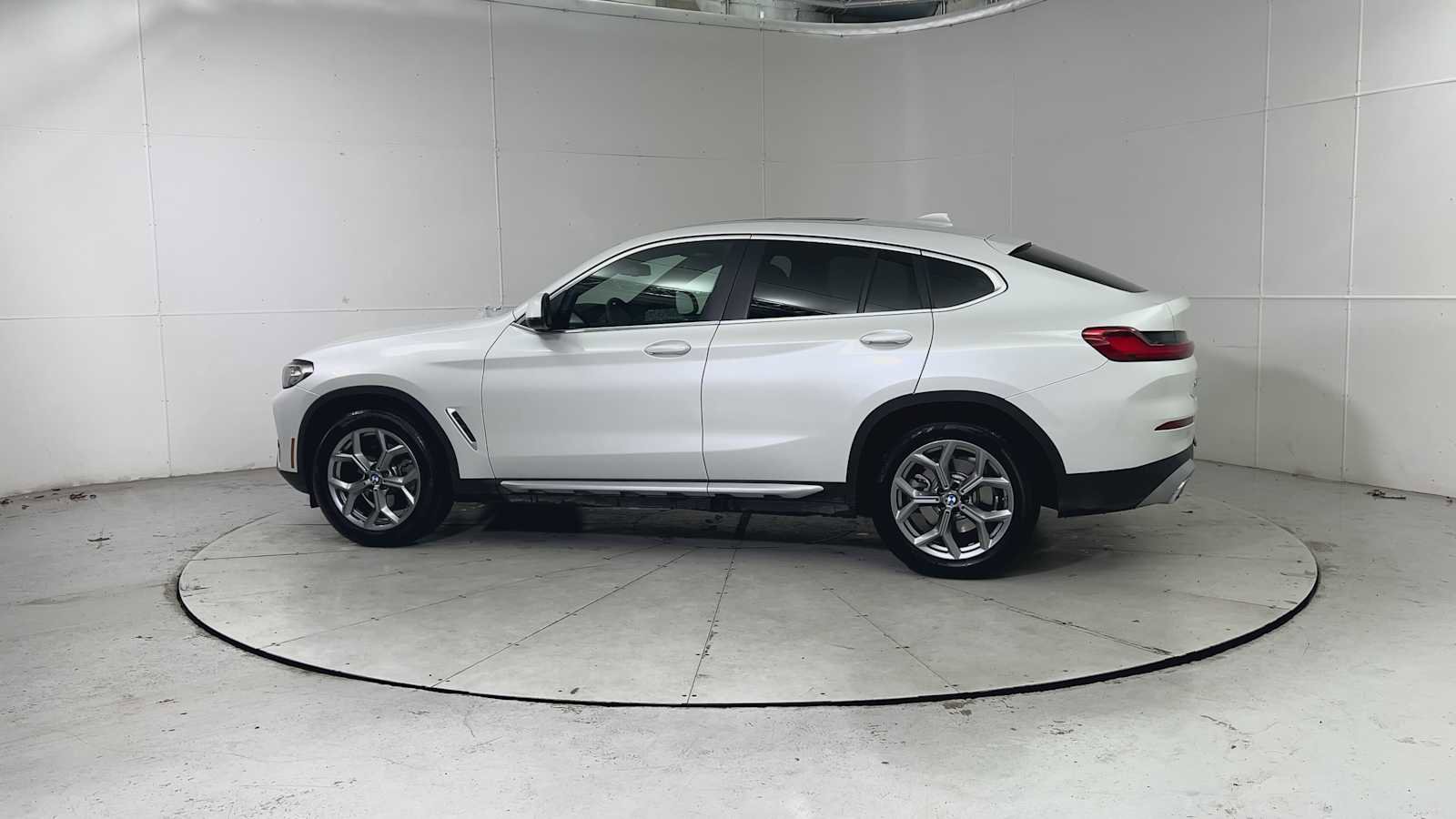 Used 2025 BMW X4 xDrive30i image 4