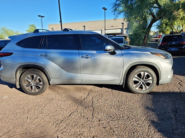Used 2022 Toyota Highlander XLE FWD image 7
