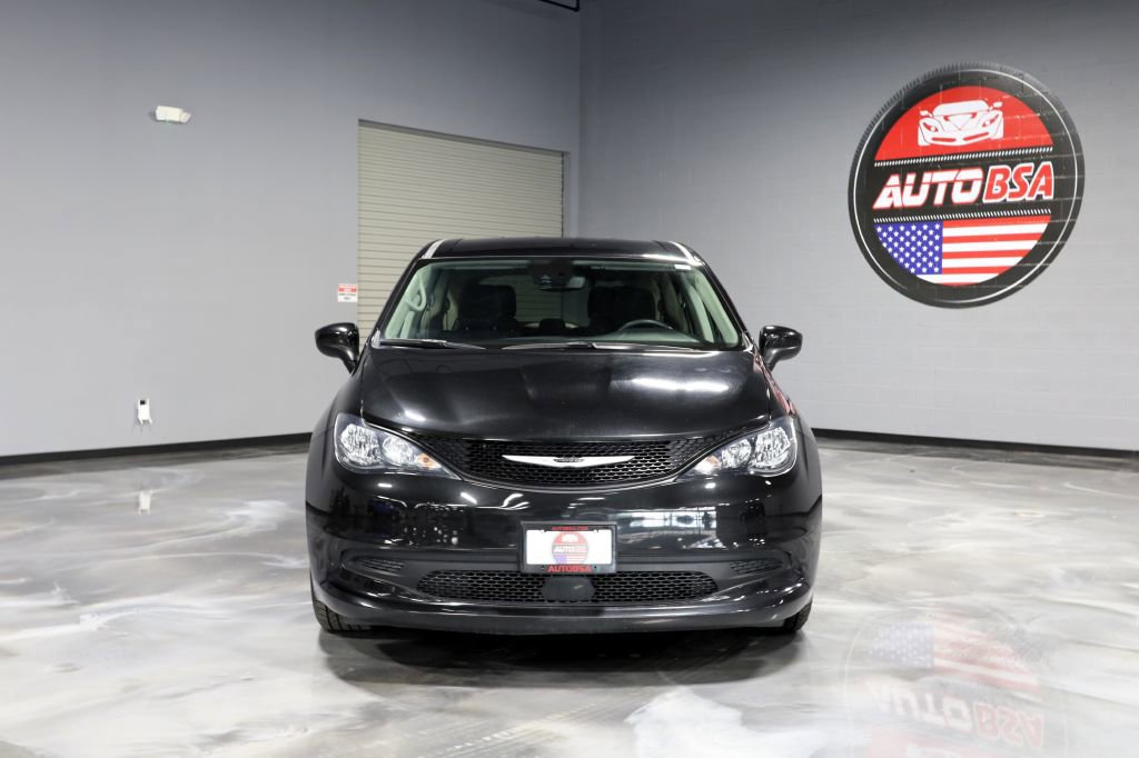 Used 2023 Chrysler Voyager LX FWD image 2