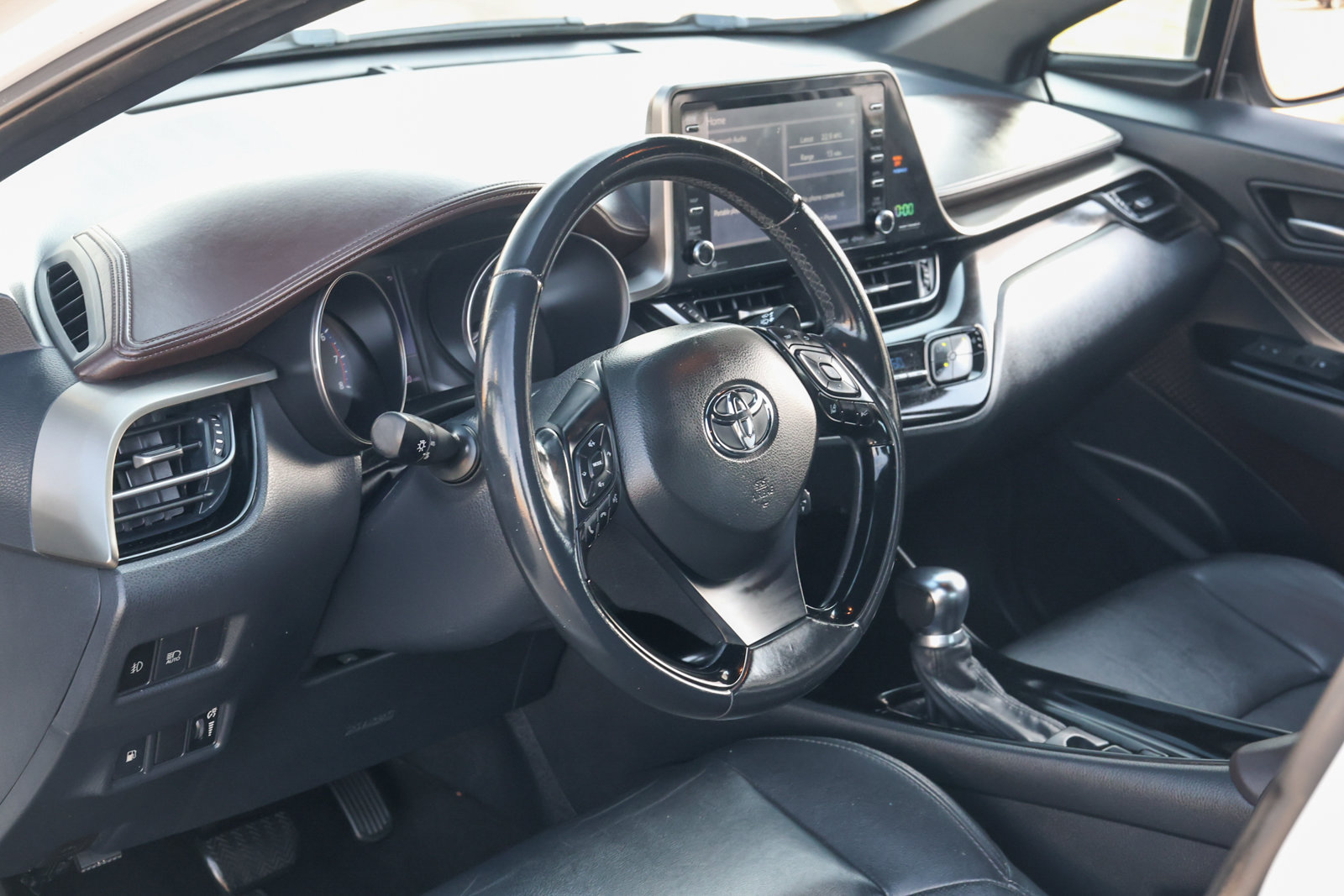 Used 2019 Toyota C-HR Limited FWD image 14