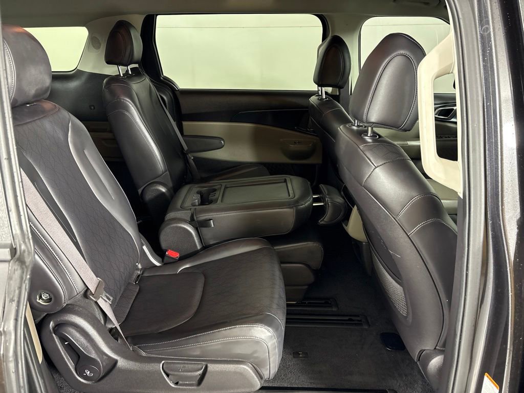 Used 2025 Kia Carnival FWD image 21