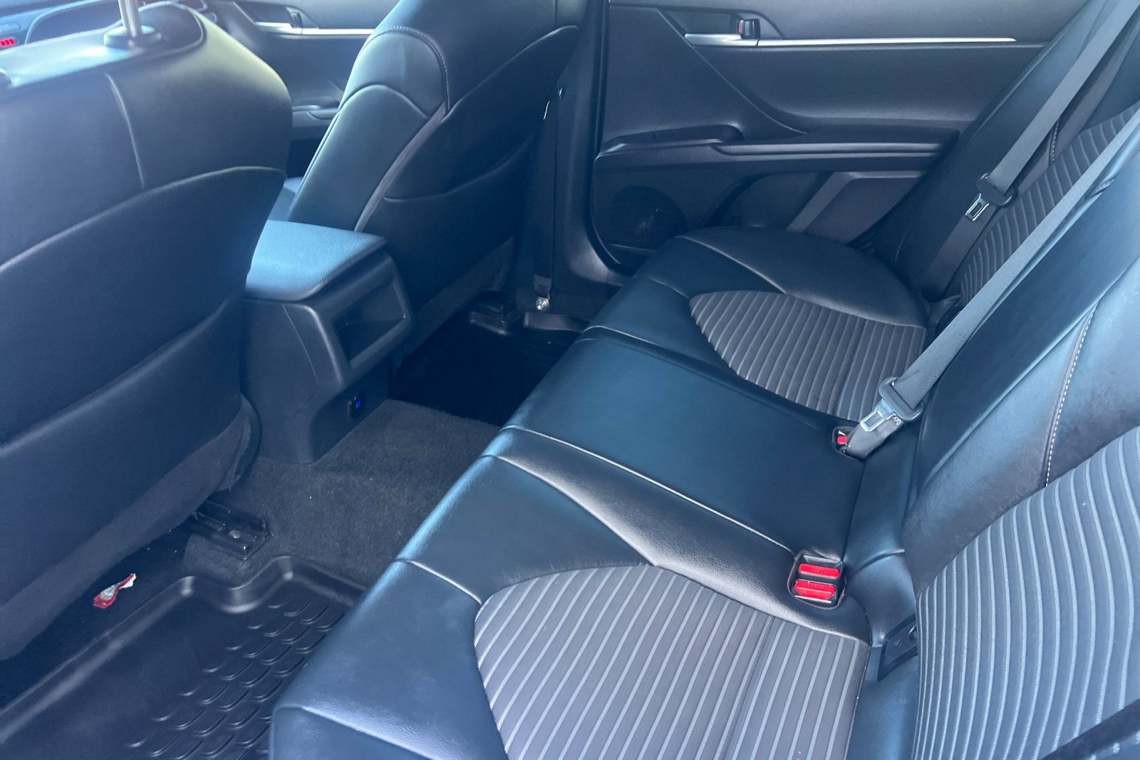 Used 2023 Toyota Camry SE image 9