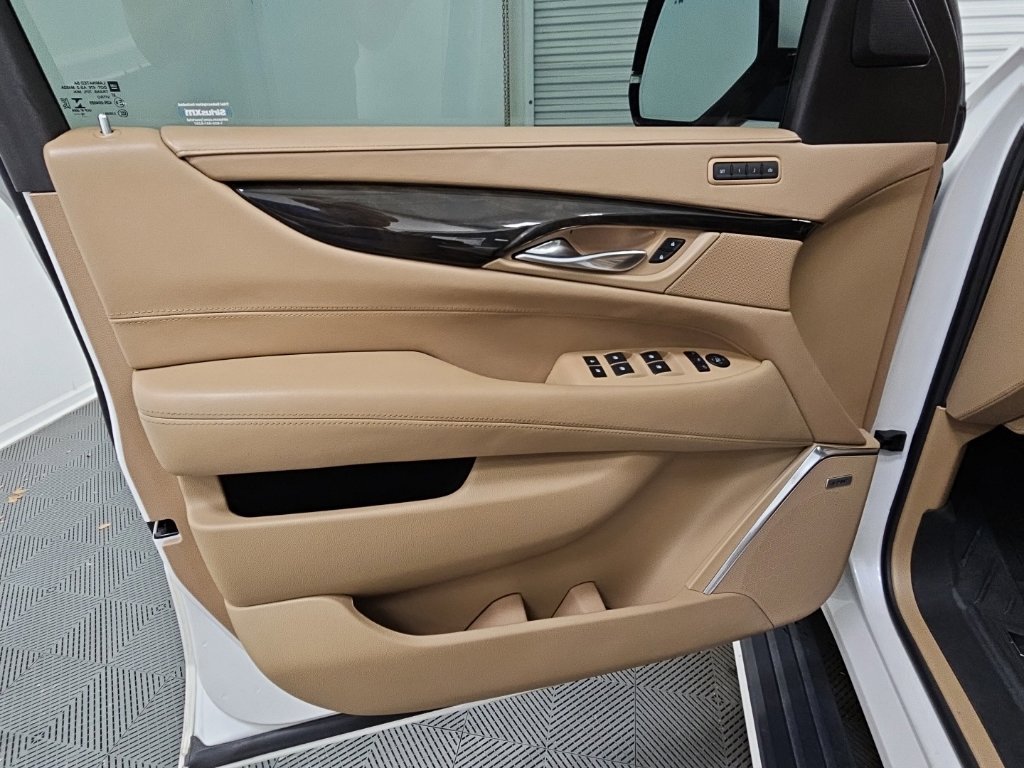Used 2019 Cadillac Escalade ESV Platinum RWD image 32