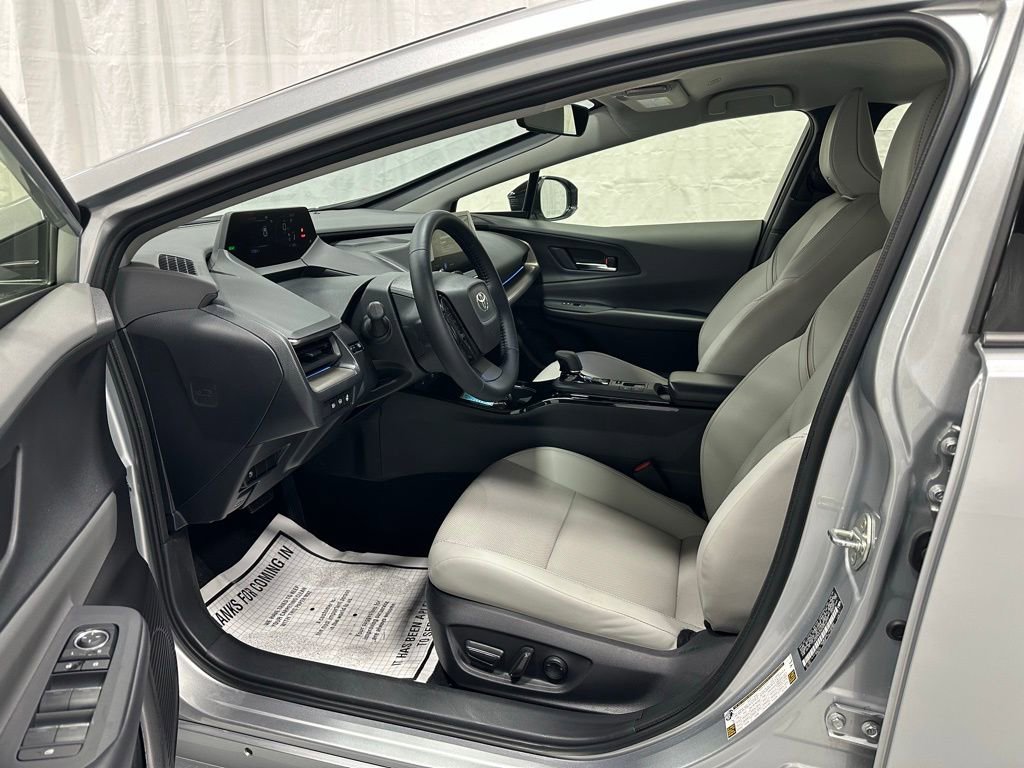 Used 2025 Toyota Prius XLE image 9