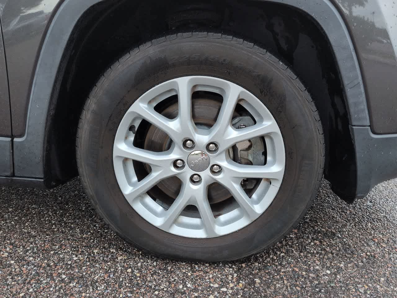 Used 2017 Jeep Cherokee Latitude w/ Safety/Convenience Group FWD image 11