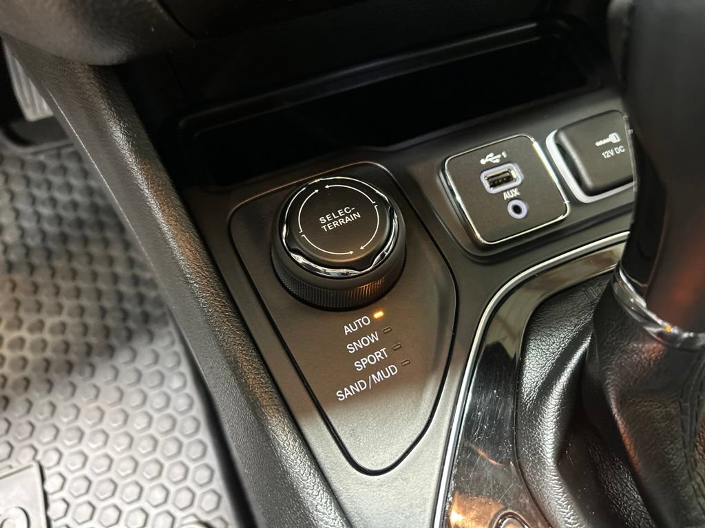 Certified 2019 Jeep Cherokee Latitude Plus AWD/4WD image 30