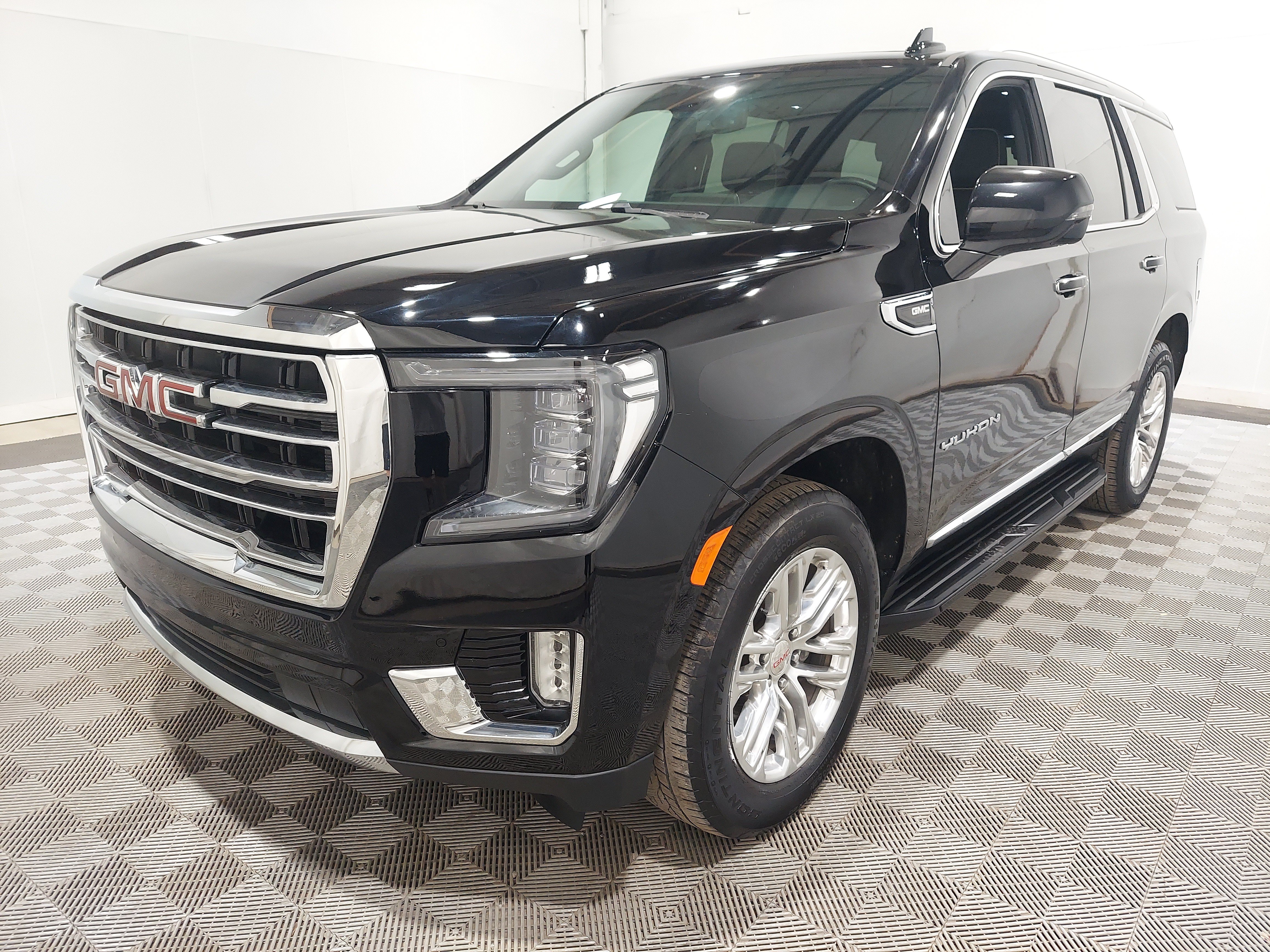 Used 2024 GMC Yukon SLT w/ SLT Luxury Package AWD/4WD image 1