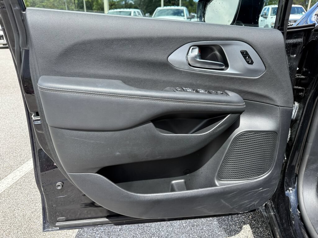 Used 2026 Chrysler Pacifica Limited FWD image 22