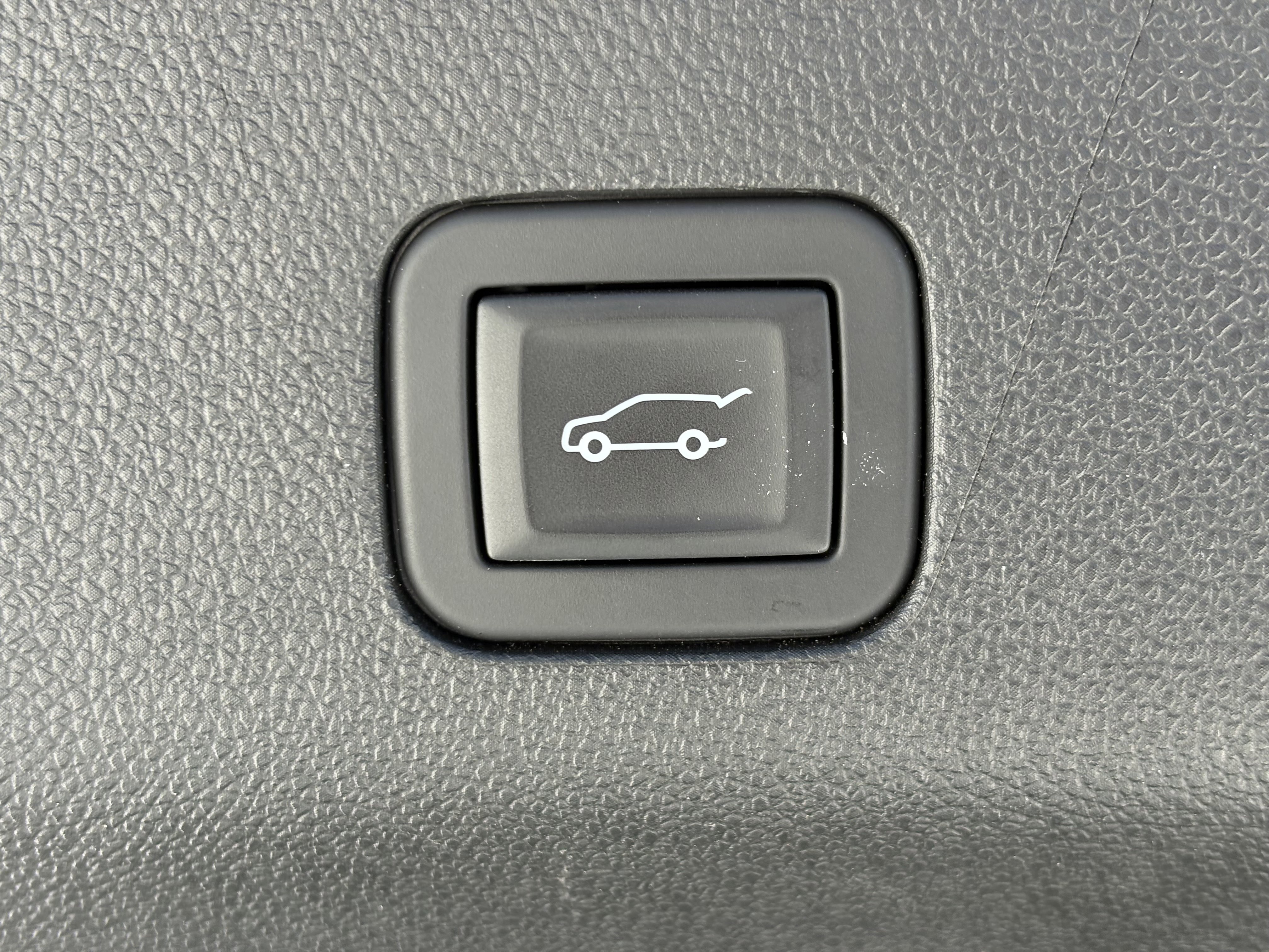 Used 2025 GMC Yukon XL Denali AWD/4WD image 11
