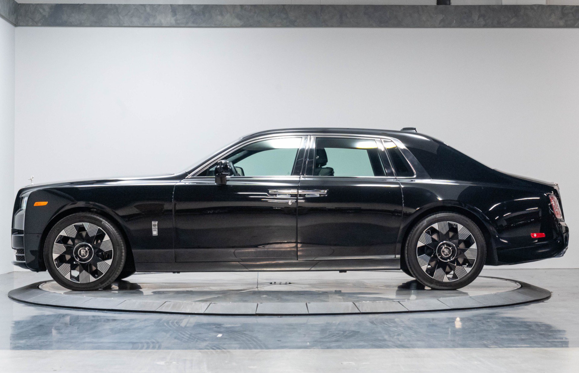 Used 2024 Rolls-Royce Phantom Sedan w/ The Phantom Package RWD image 17