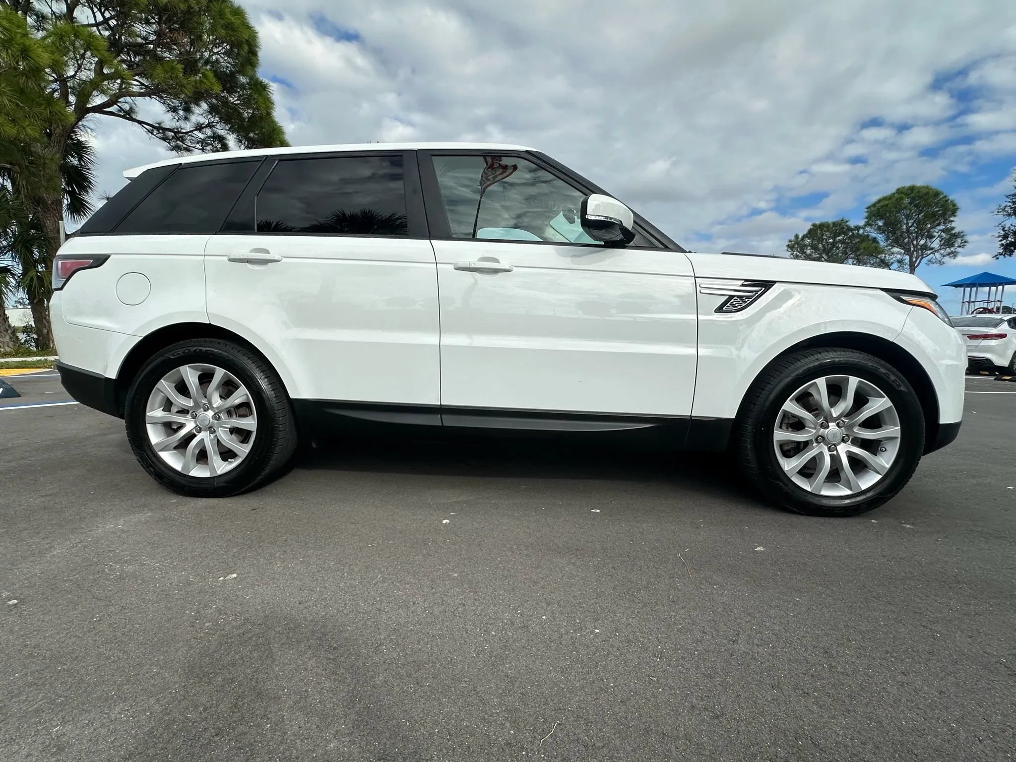 Used 2015 Land Rover Range Rover Sport AWD/4WD image 6