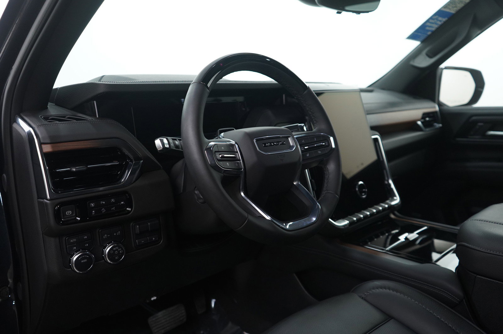 Used 2025 GMC Yukon Denali w/ Denali Reserve Package image 19