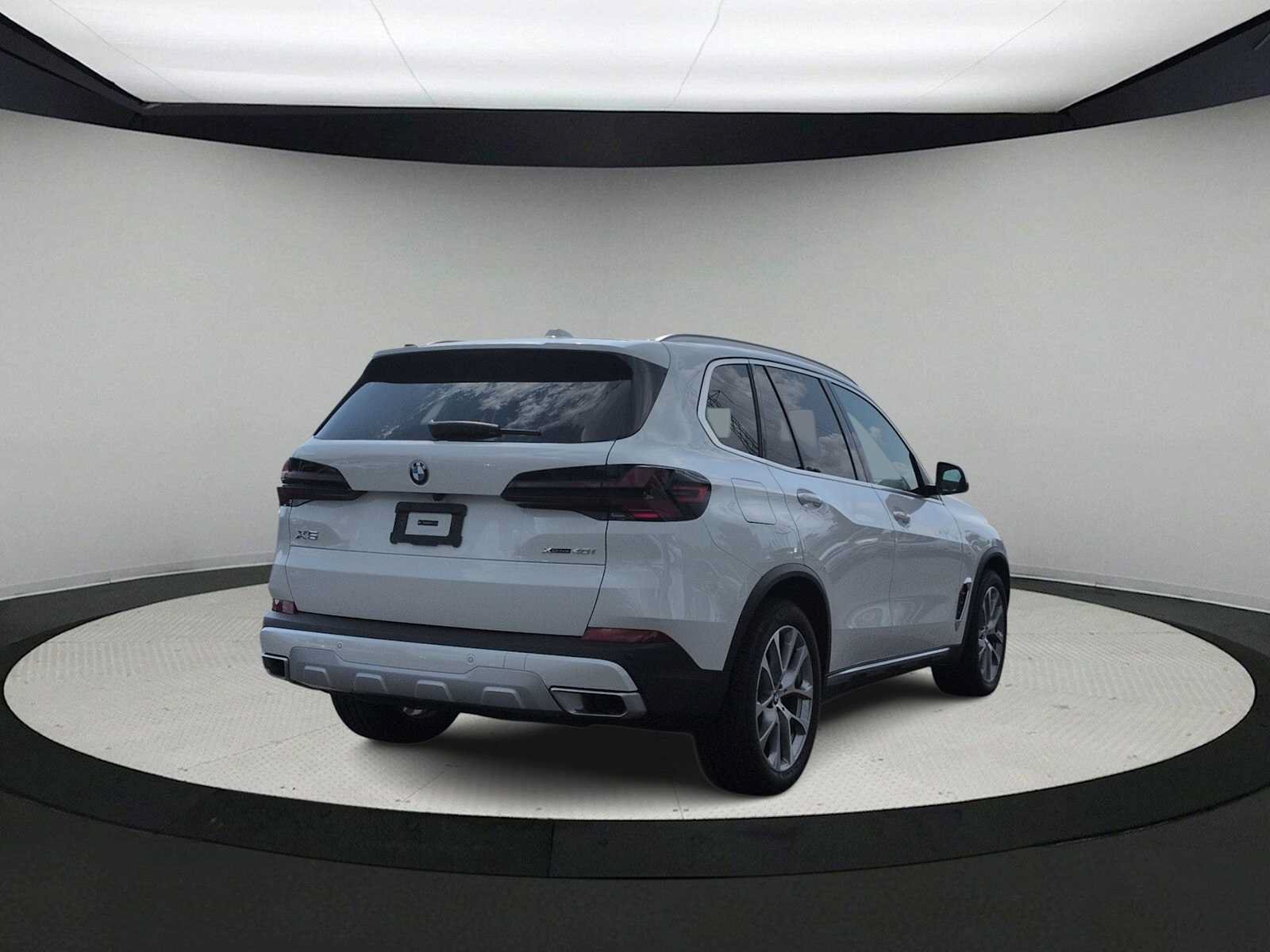 Used 2026 BMW X5 xDrive40i w/ Parking Assistance Package AWD/4WD image 8