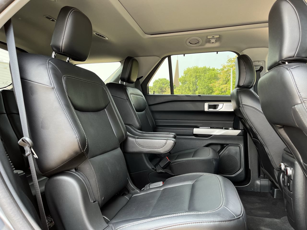 Used 2024 Ford Explorer Limited w/ Limited Technology Package RWD image 27