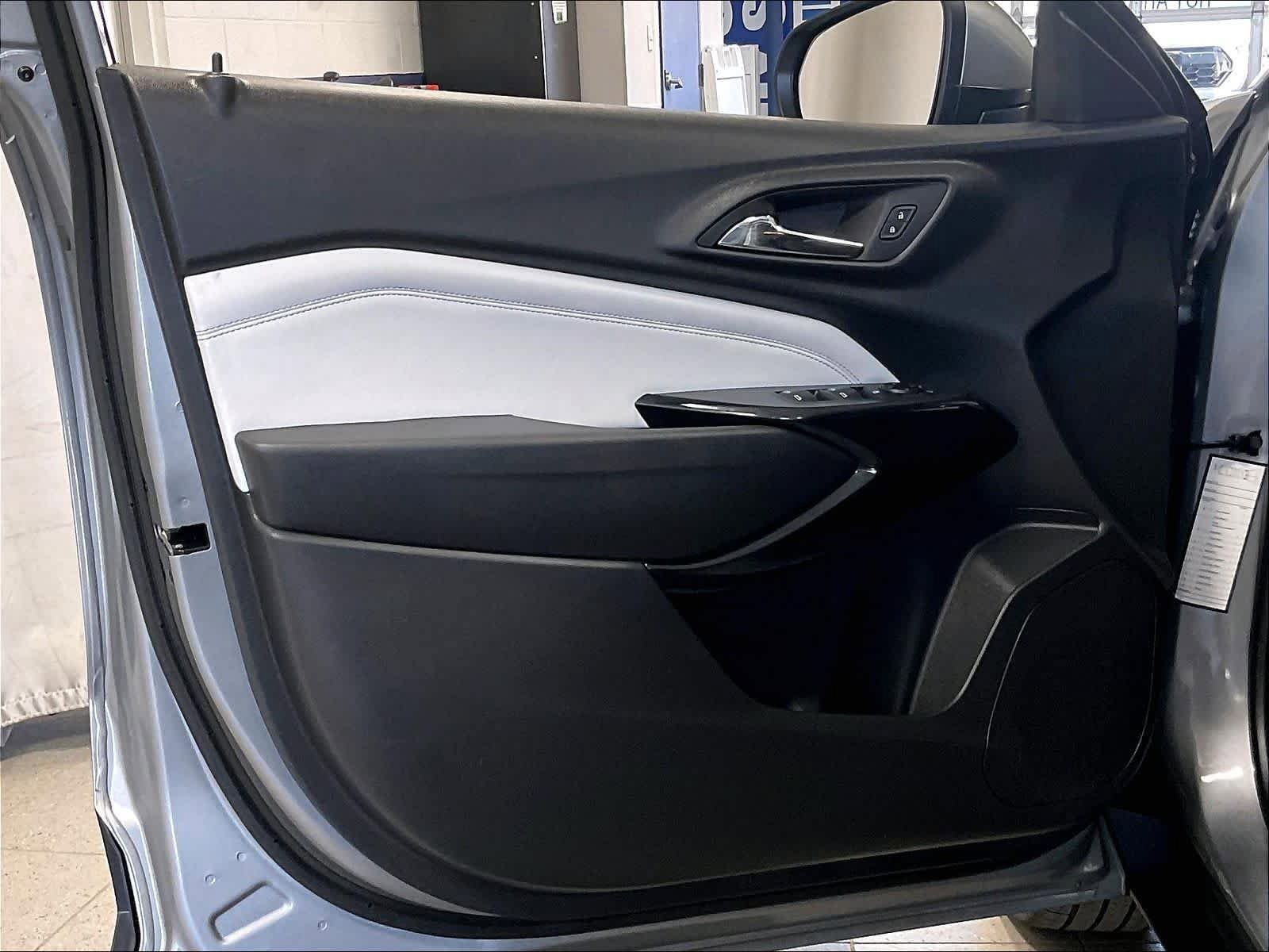Used 2025 Chevrolet Trax LT w/ LT Convenience Package FWD image 9