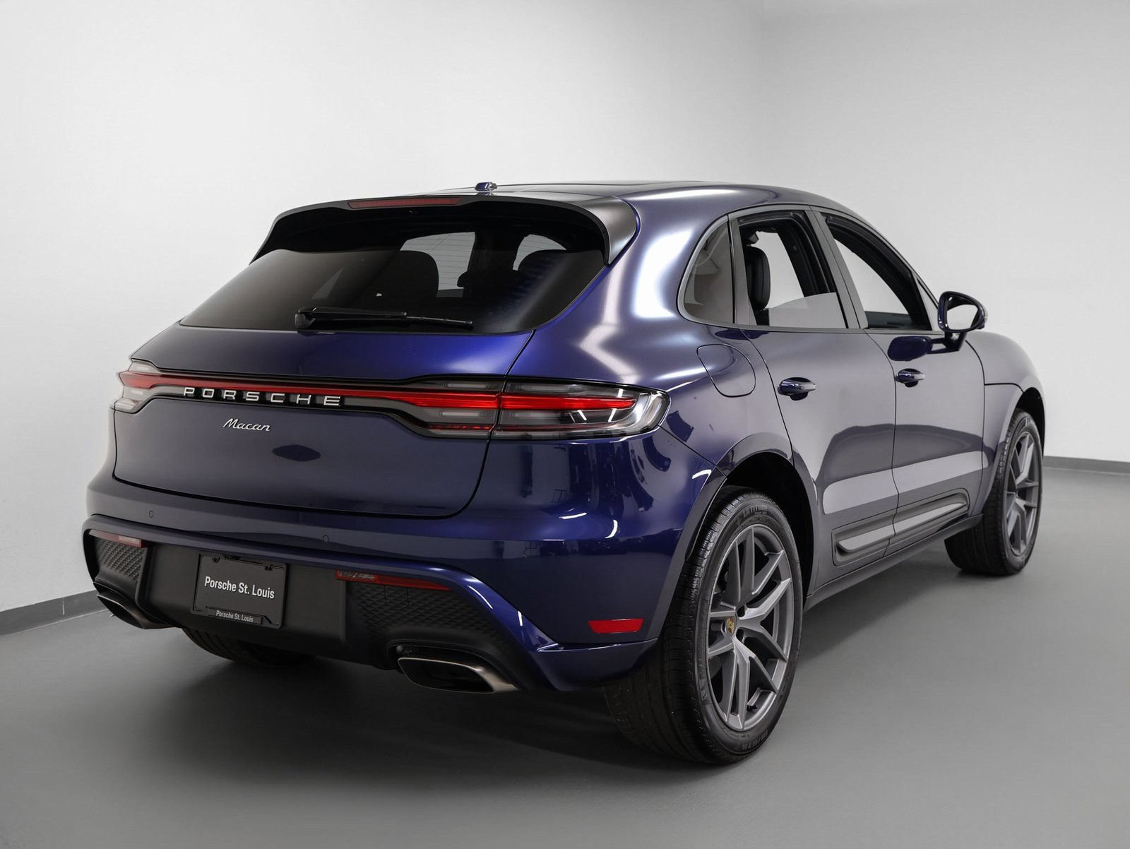 Used 2025 Porsche Macan AWD/4WD image 12