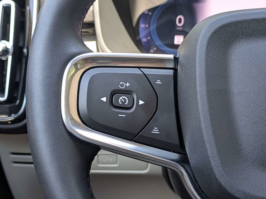 Certified 2025 Volvo XC40 B5 Plus AWD/4WD image 24