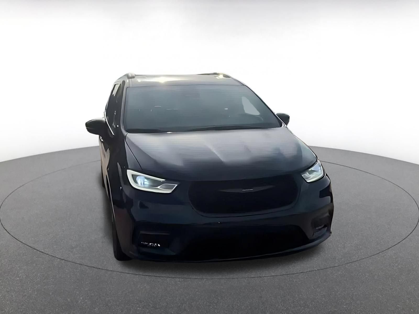 Used 2025 Chrysler Pacifica Limited FWD image 3
