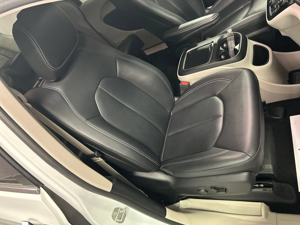 Used 2024 Chrysler Pacifica Touring-L w/ Uconnect Theater Family Group FWD image 26