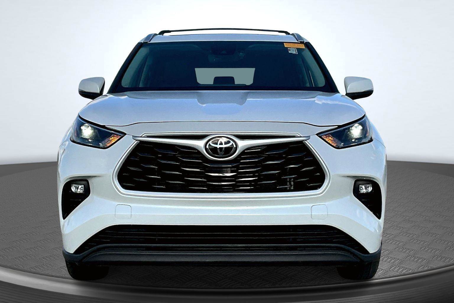 Used 2023 Toyota Highlander XLE image 3