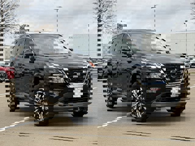 Used 2023 Nissan Rogue SV image 2