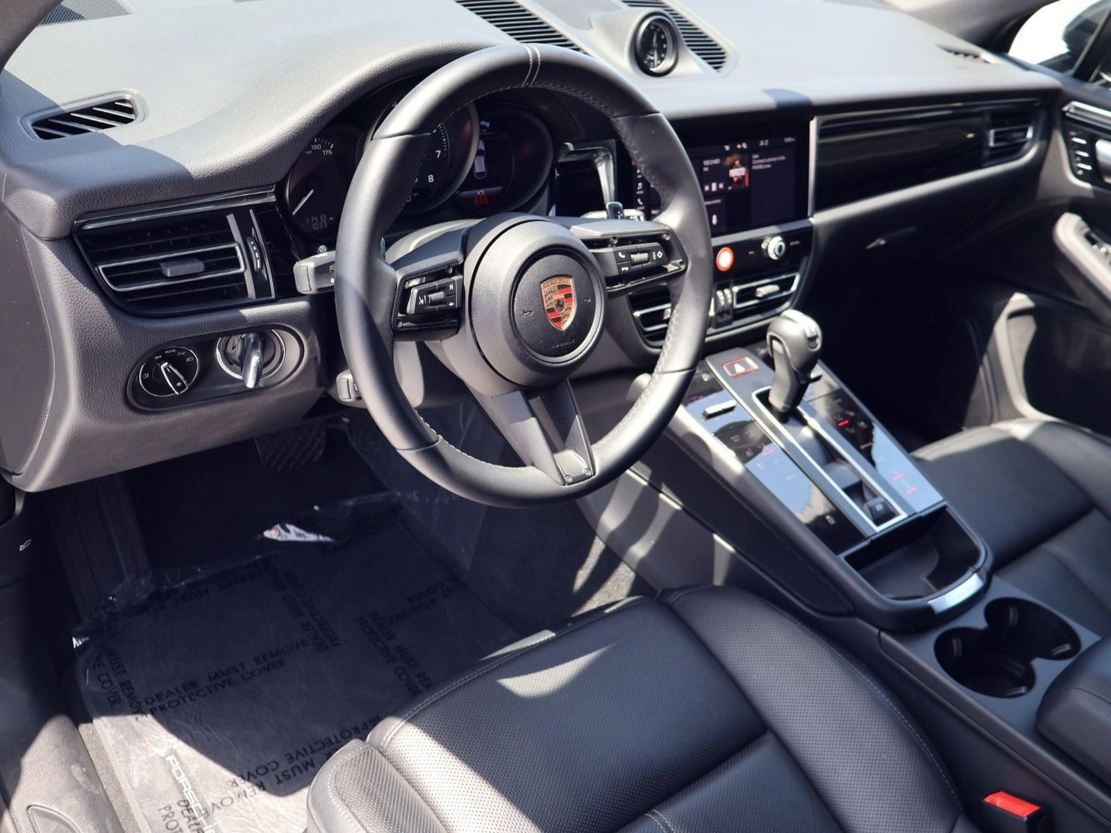 Certified 2025 Porsche Macan AWD/4WD image 4