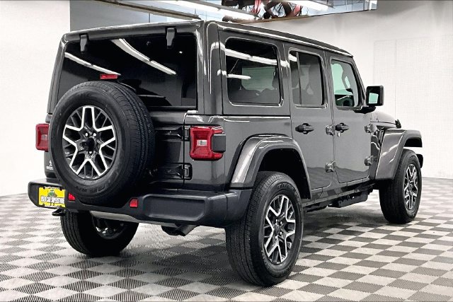 Used 2026 Jeep Wrangler Unlimited Sahara AWD/4WD image 14