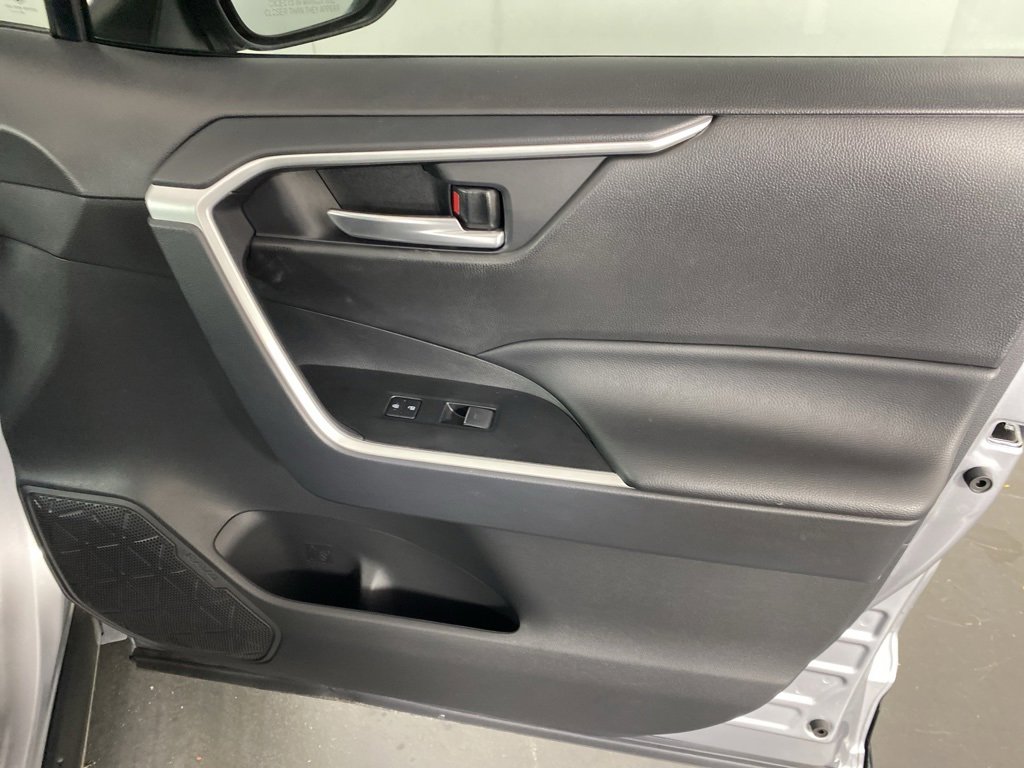 Used 2025 Toyota RAV4 SE image 30